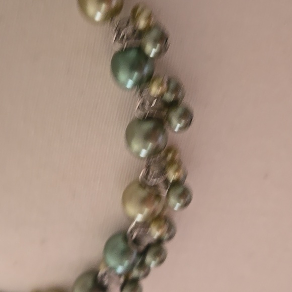 Chic Green Faux Pearl Cluster Statement Necklace - Picture 3 of 11